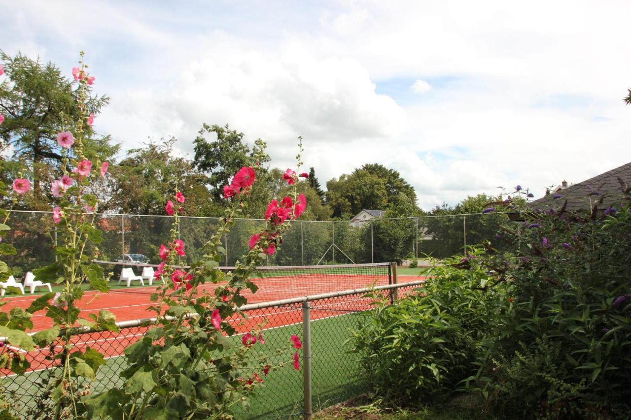 Villa Familiehuis De Betuwe Met Prive Kunstgras Tennisbaan En Sauna Erichem Exterior foto